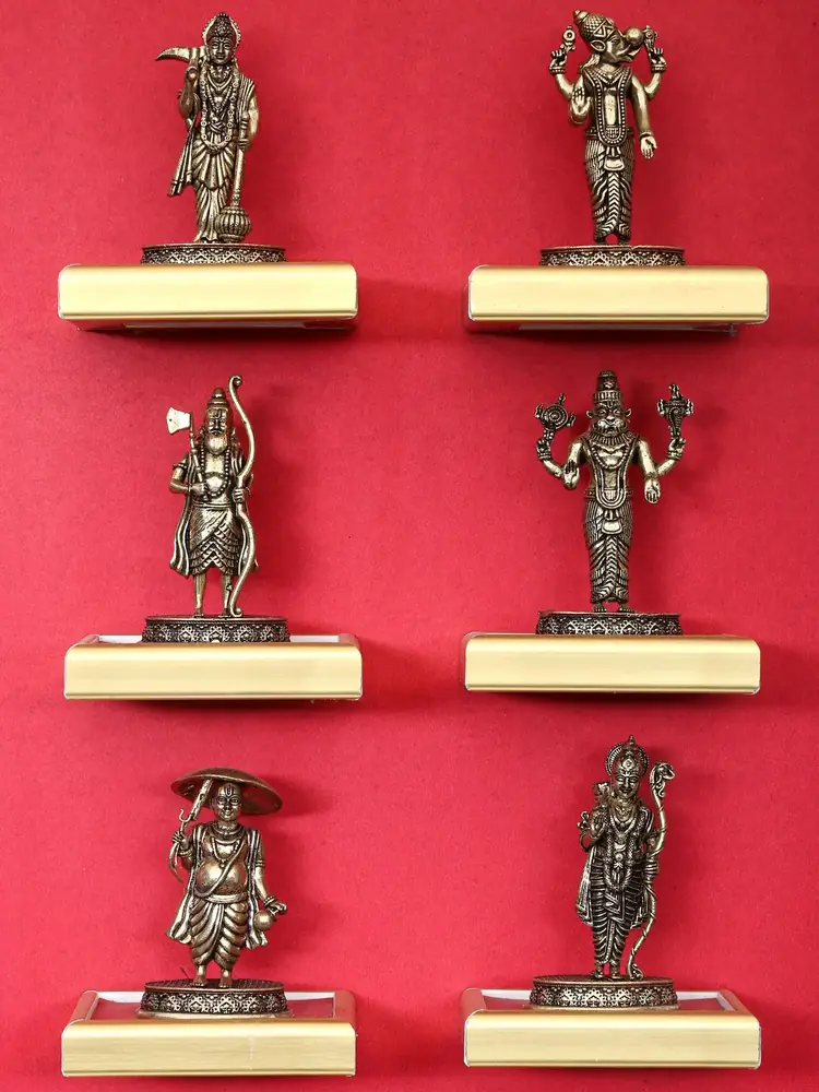 Close view of the lower figures on their ledges