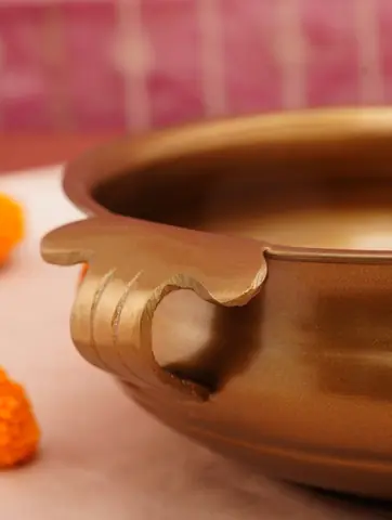 Close view of the handle and rim