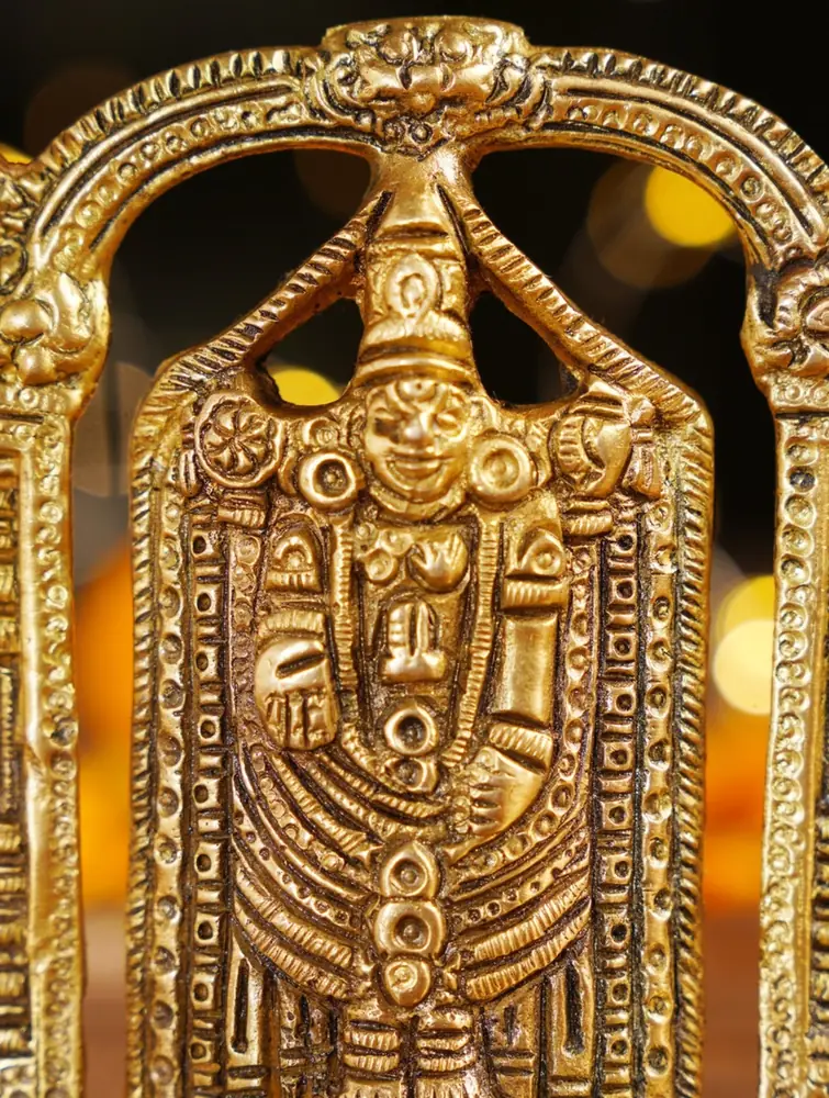 Close view of the figure and crown
