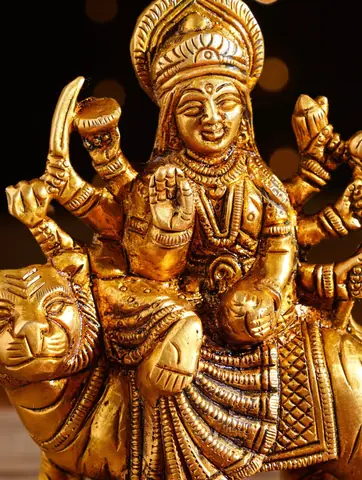 Close view of the goddess and her crown