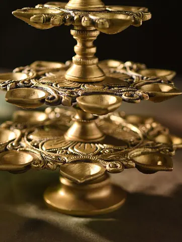 Close view of the carved rings and cups of the lamp
