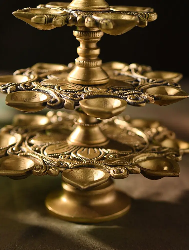 Close view of the carved rings and cups of the lamp