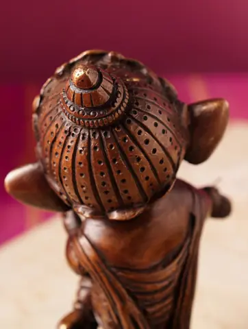 The back of the idol and its crown