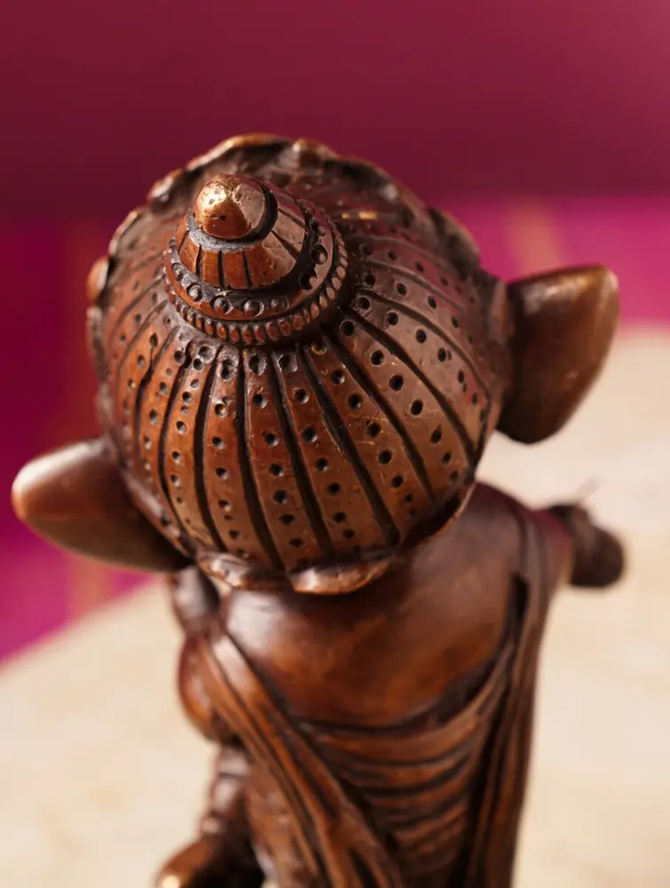The back of the idol and its crown