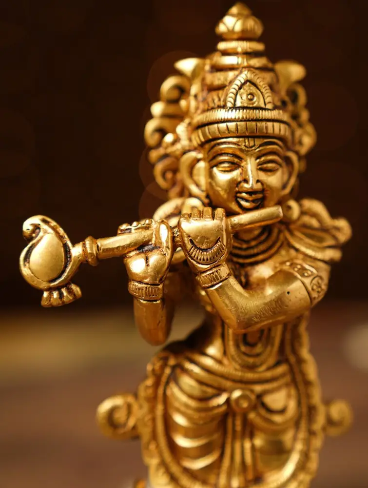 Close view of the face, crown and flute