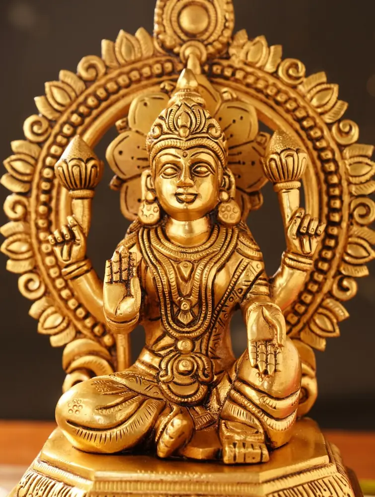 Close view of the face, crown and carved halo