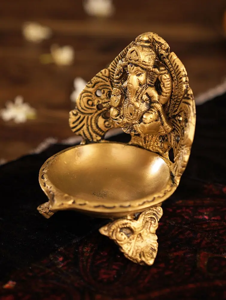 Close view of the figure and the bowl