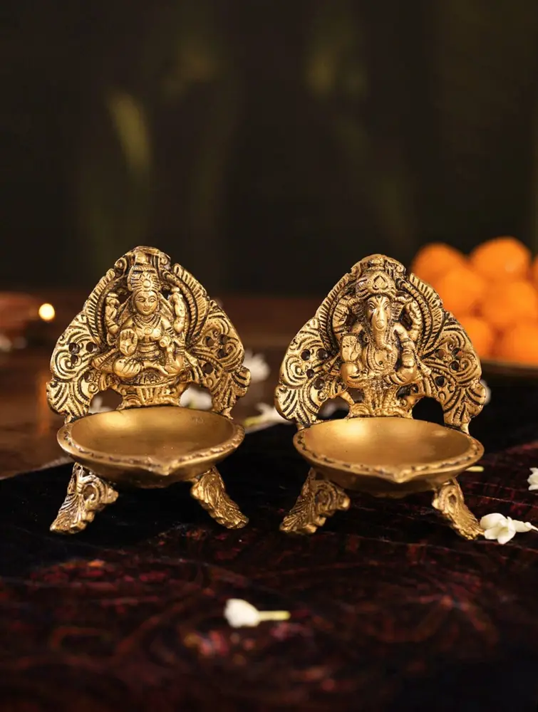 The pair of lamps on a dark cloth