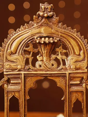 Close view of the carved top of the arch