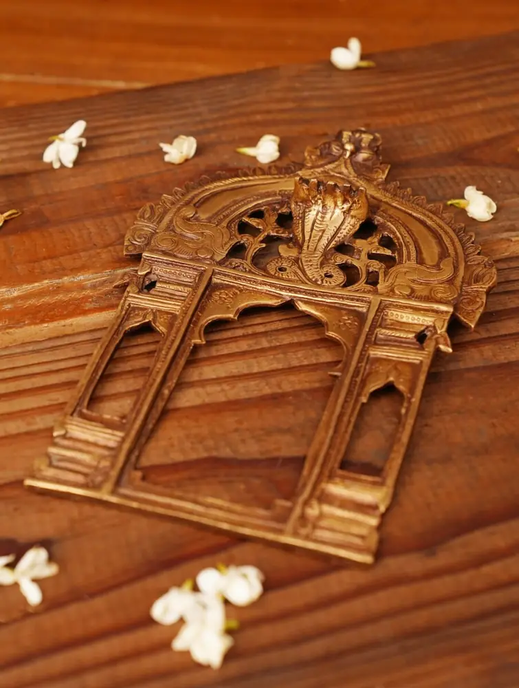 The arch seen from above on a wooden surface