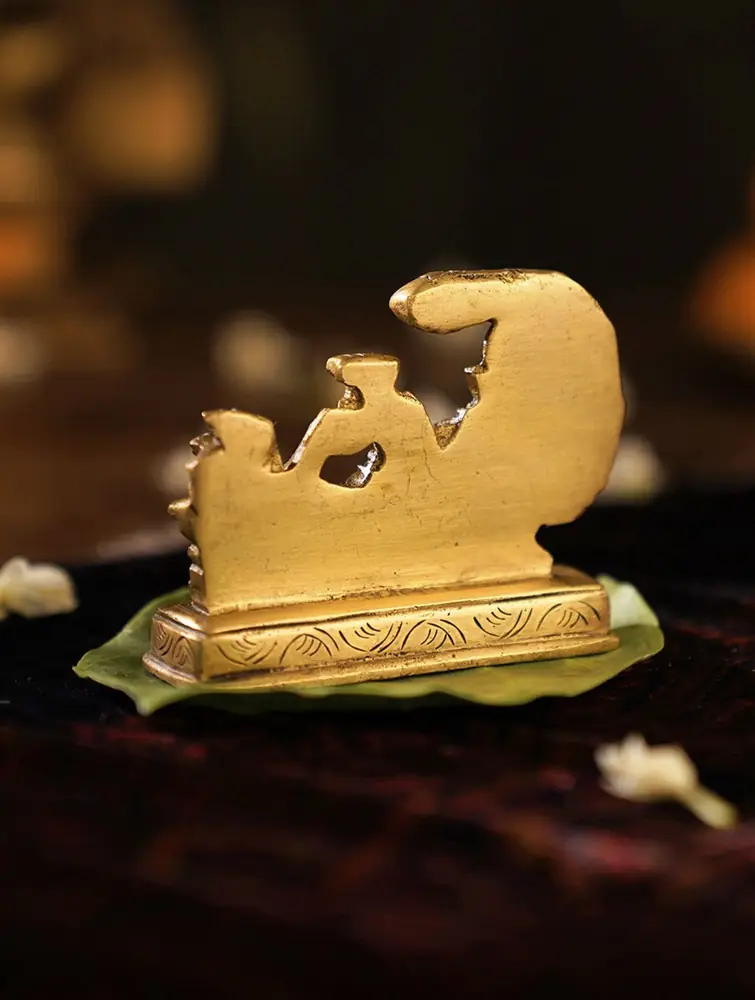 The back of the piece with its arched shape