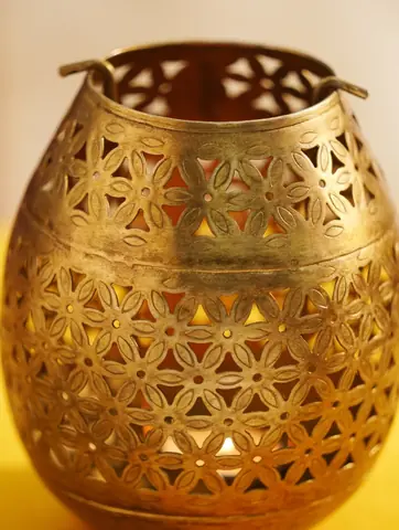 Close view of the lattice cut-work