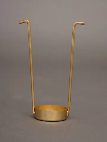The wire carrier with a small cup at the base