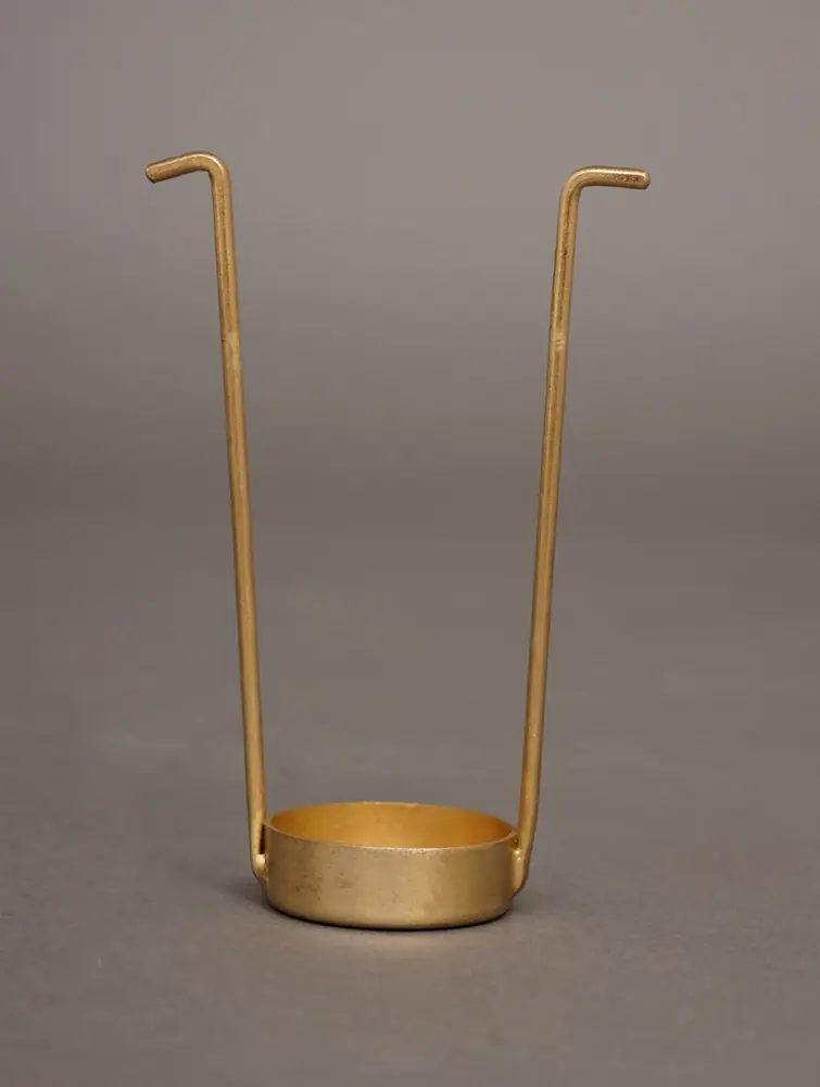 The wire carrier with a small cup at the base