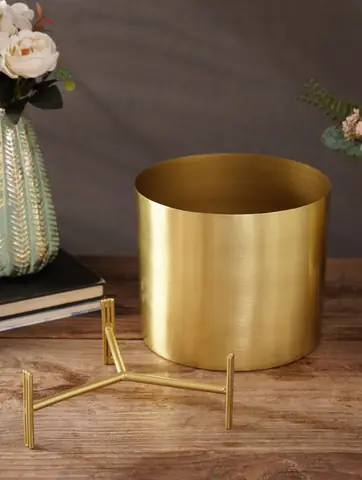 The planter beside its separate stand on a table