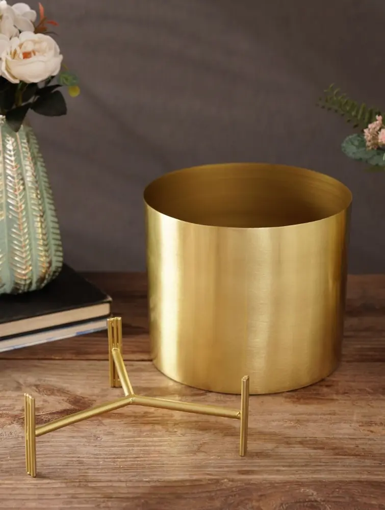 The planter beside its separate stand on a table
