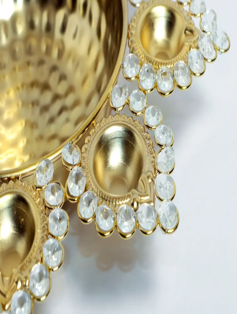Close view of the centre bowl and two lamp cups