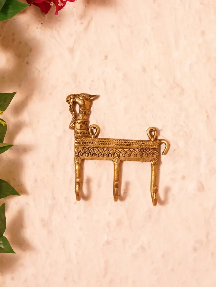 Close view of the animal head and the patterned bar