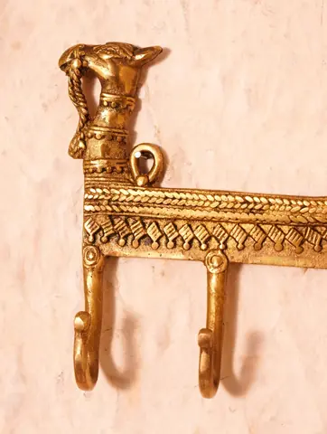 Detail of the bar and the head of the figure
