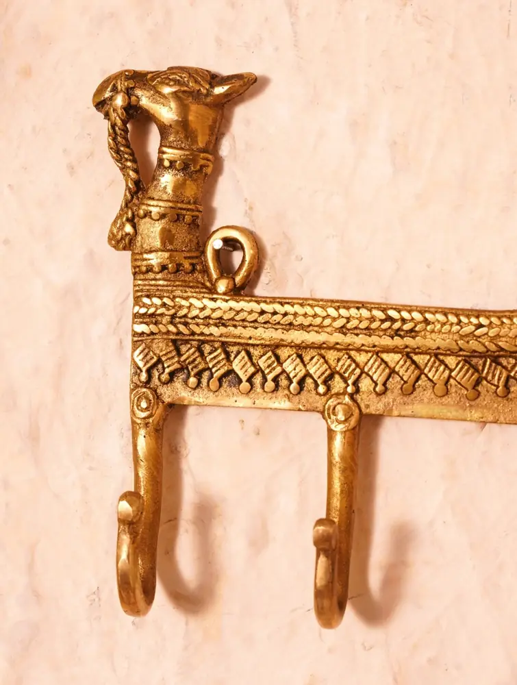 Detail of the bar and the head of the figure