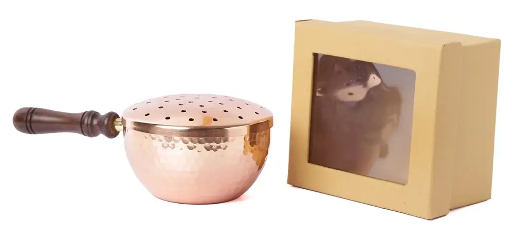 The fumer beside its small display box