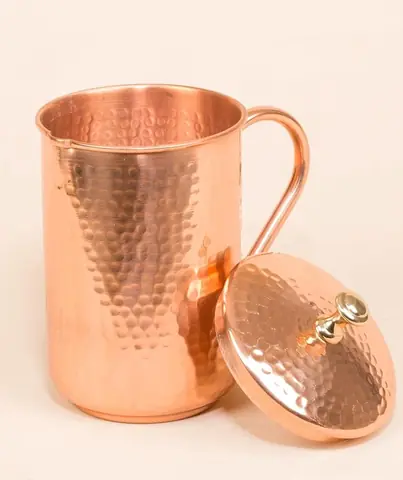 The jug seen from the other side with the lid