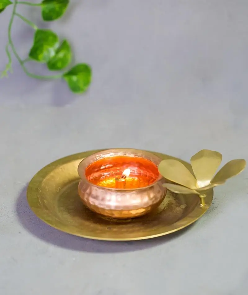 The flower lamp seen from the front with the flower upright