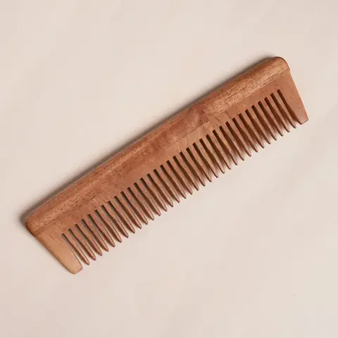 Angled view of the comb teeth