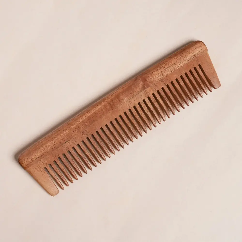 Angled view of the comb teeth
