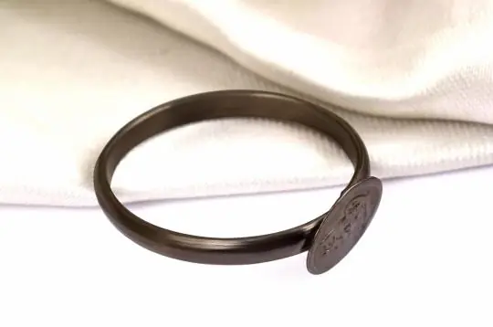 The ring from the side, showing the oval face