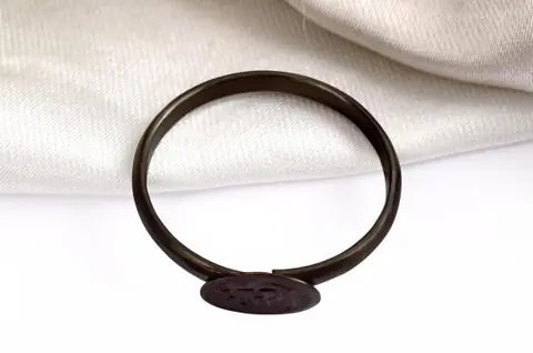 The ring seen from behind, with the open band