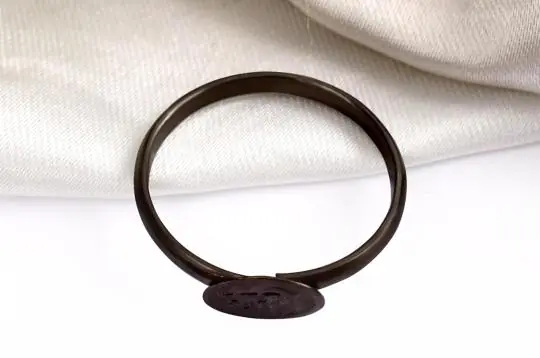 The ring seen from behind, with the open band