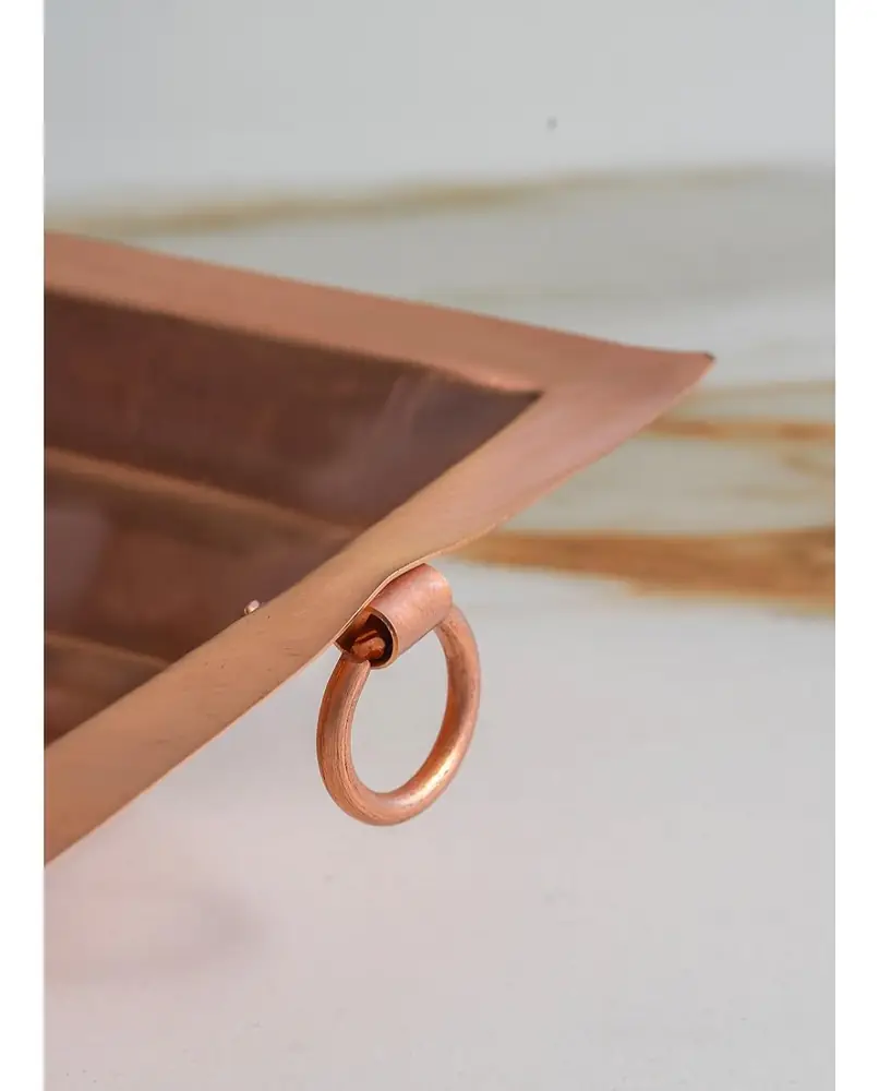 Close view of one ring handle