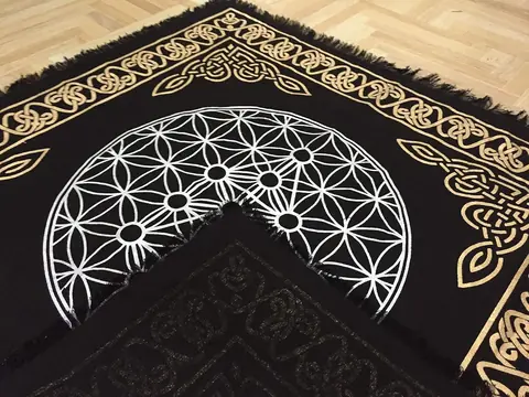 Corner of the cloth with fringe and gold border