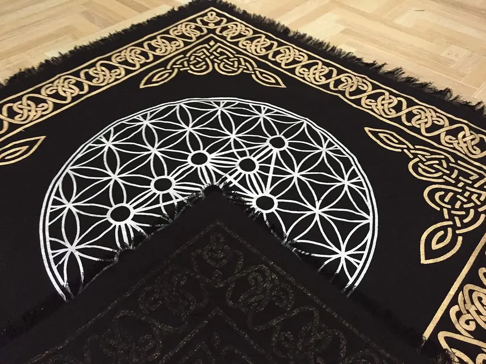 Corner of the cloth with fringe and gold border