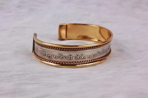 The kada from another angle showing the inscription