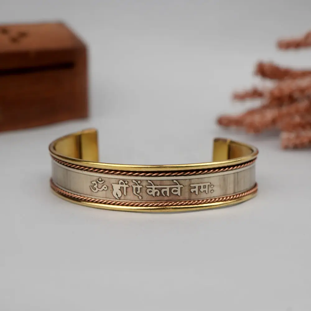 Front of the kada showing the engraved Ketu mantra