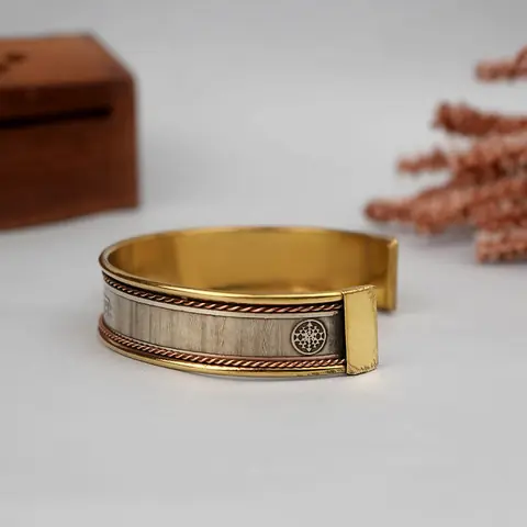 Side of the kada showing the twisted border