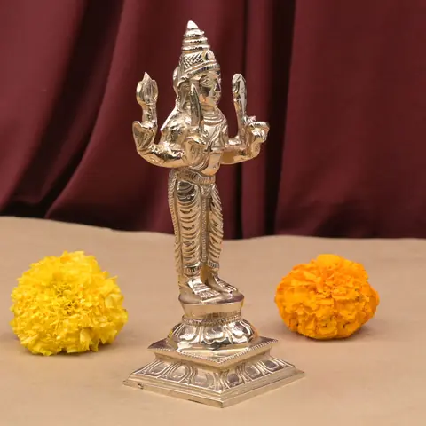 Idol seen from a three-quarter angle