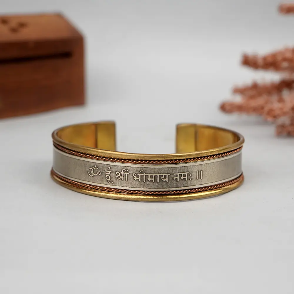 Front of the kada showing the engraved Mangal mantra