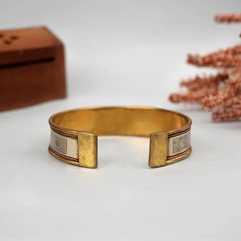 Inside of the cuff with the open ends