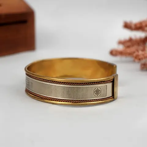 Side of the kada showing the twisted border