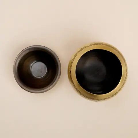 Top view of the burner and dish