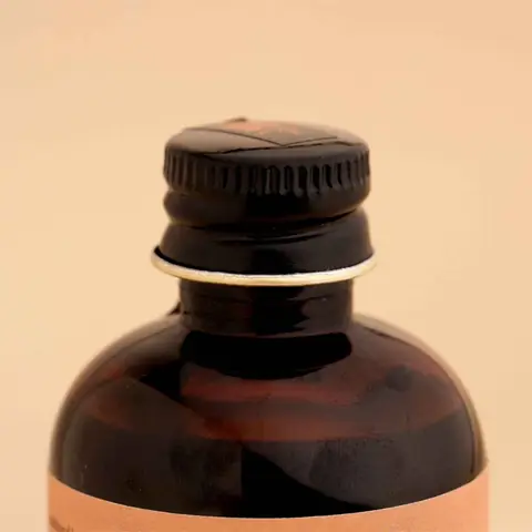 Close view of the bottle neck and cap