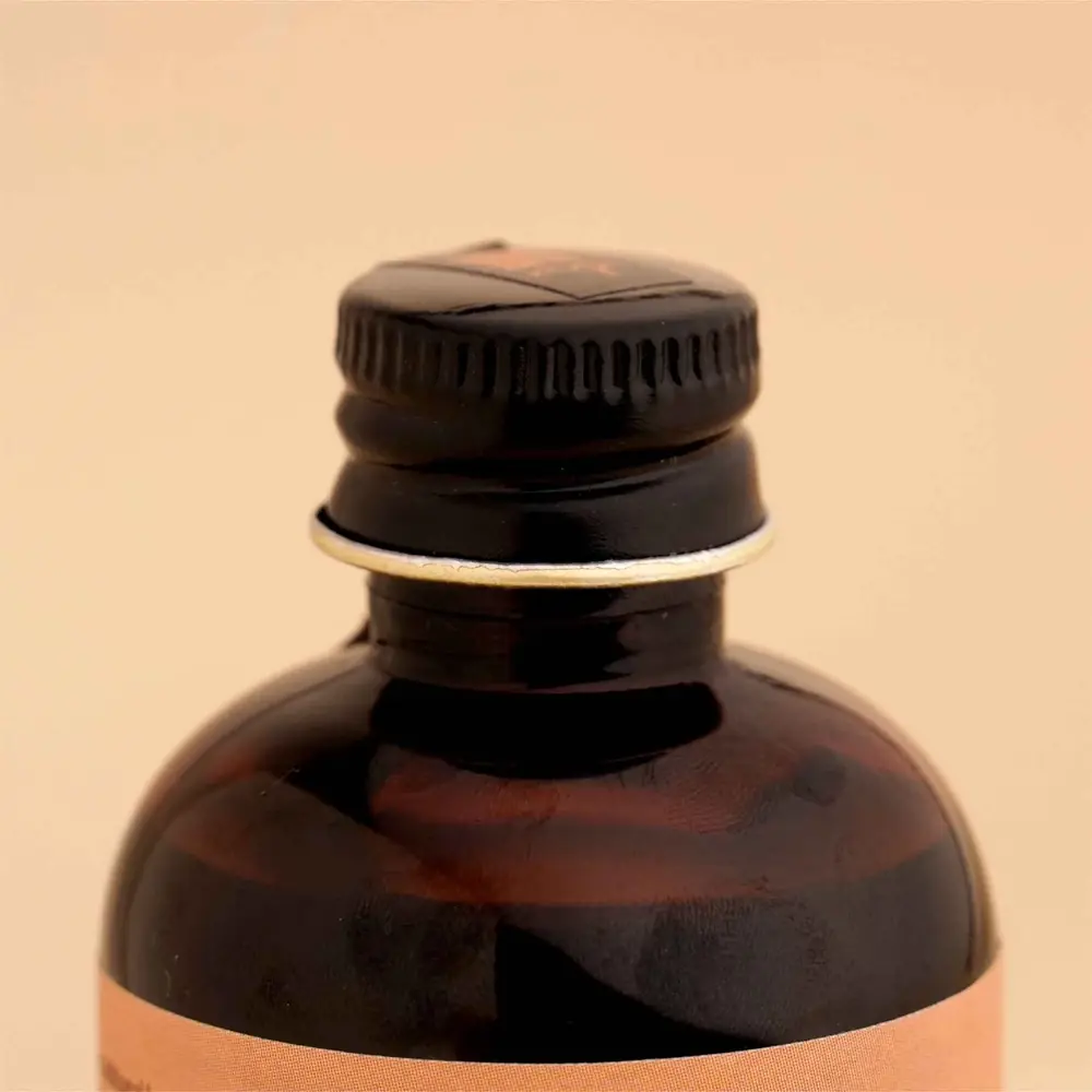 Close view of the bottle neck and cap