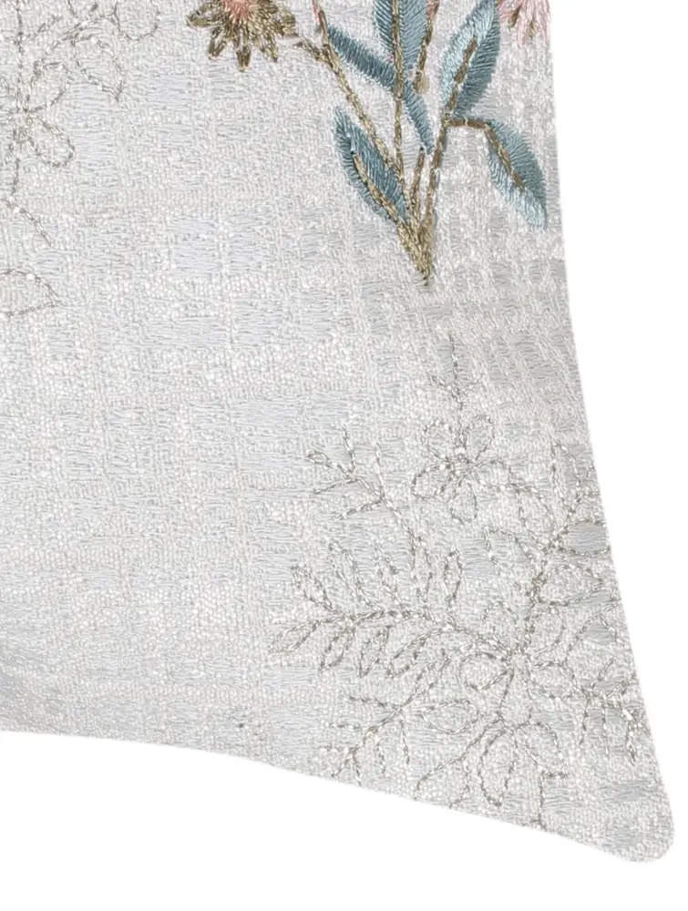 Close view of the flower and leaf design near the edge