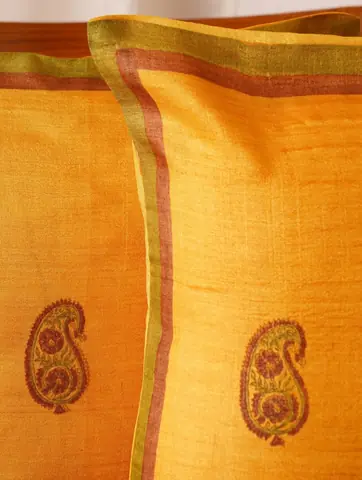 Close view of paisley prints and the border at the edge