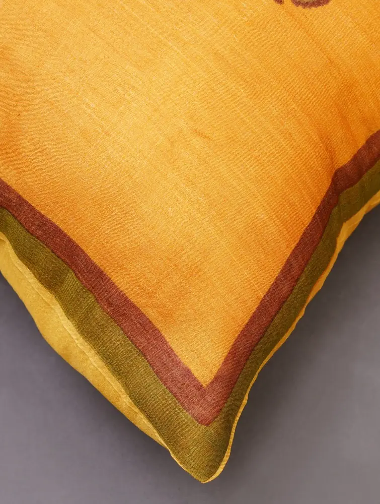Corner showing the narrow woven border