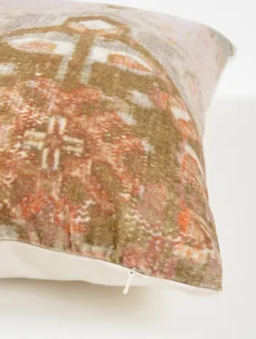 Close view of the pattern and the edge of the cover