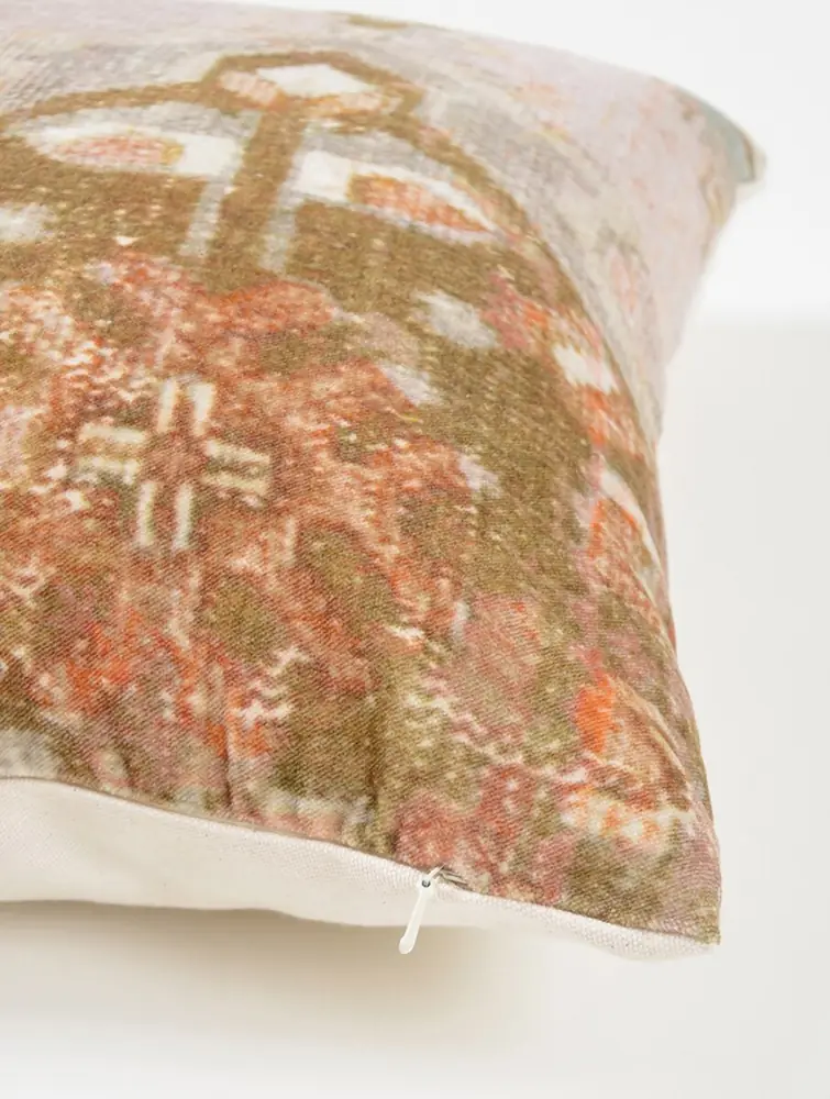 Close view of the pattern and the edge of the cover